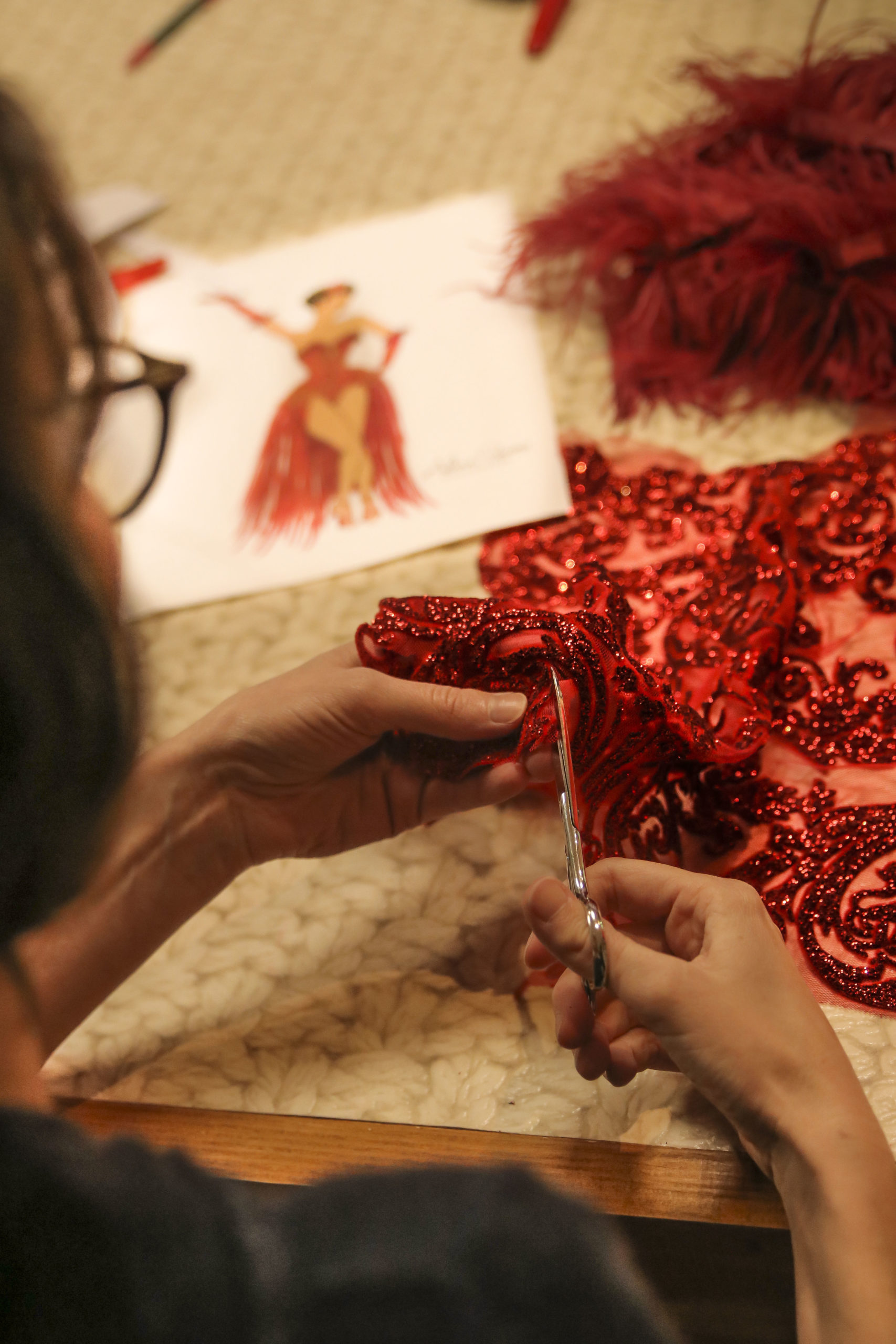Découpe de tissu à motifs strass pour décorer un corset de cabaret Aline Perros