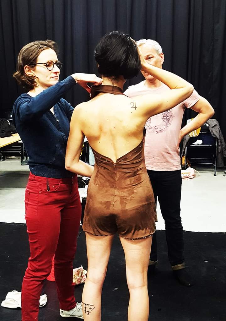 création costume danse contemporaine aline perros nice Essayage d'un costume de danse combi short marron simple en suédine stretch compagnie de danse contemporaine Le Sixièmétage Jeff Bizieau Pascal Renault, danseuse Sophie Boursier