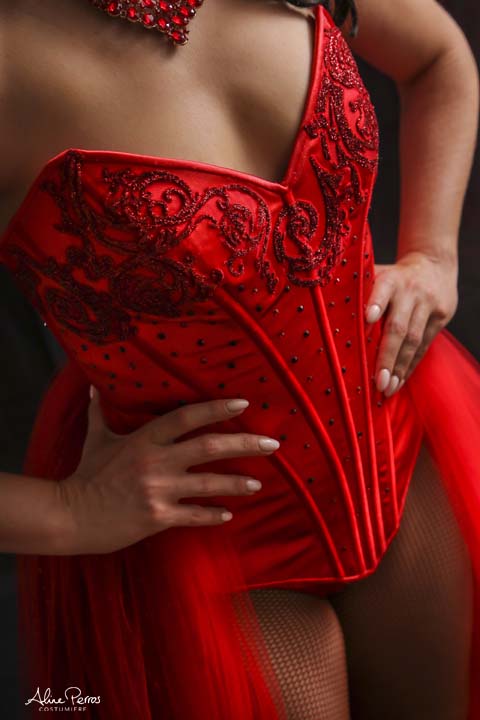 Costume cabaret musichall revue showgirl burlesque corset rouge paillettes sur mesure personnalisé création costumière Aline Perros BD costume compagnie danse