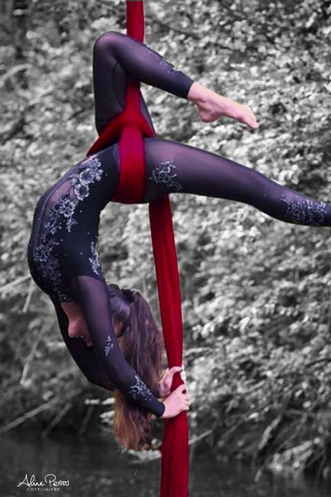 Danseuse aérienne acrobate contorsioniste body académique justaucorps personnalisé sur mesure Aline Perros NB Costume tissu aérien
