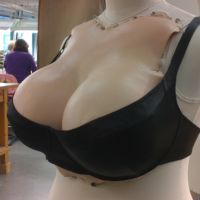 Confection de lingerie grande taille pour les fausses poitrines utilisées pour Faust, Nederlandse Opera, 2014